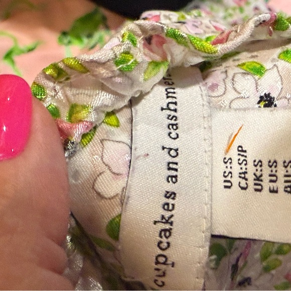 Cupcakes and Cashmere Floral Top - Picture 6 of 6